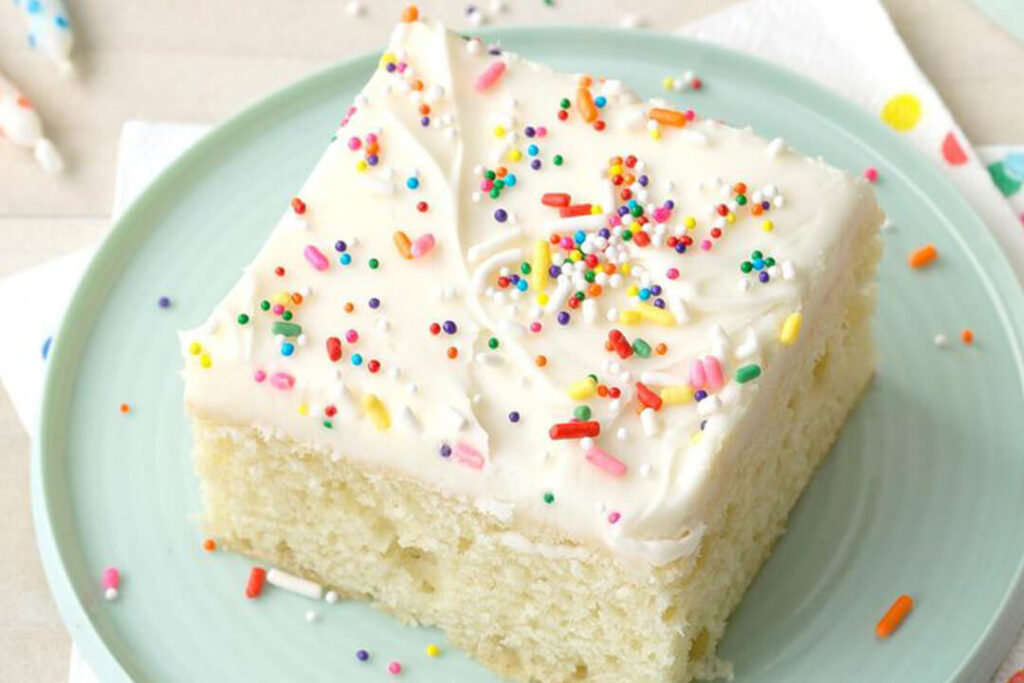 كعكة السكر مع صقيع القشدة الحامضة