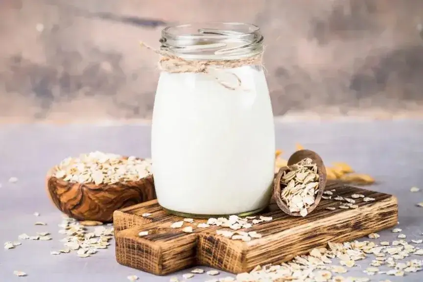 تتميز هذه الوصفة من حليب الشوفان المتبل بأنها دافئة وسهلة التحضير ، وهي مثالية لفصل الخريف أو الشتاء البارد.