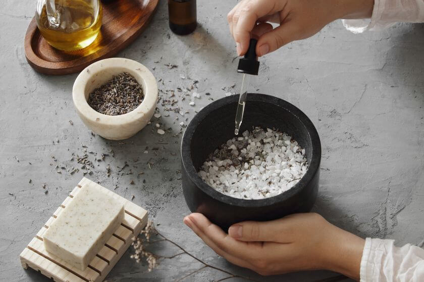 ملح إبسوم هو نوع من الملح يحتوي على المغنيسيوم والكبريتات. سميت على اسم مدينة إبسوم في إنجلترا ، حيث تم تقطيرها لأول مرة من الينابيع الطبيعية في المنطقة. غالبًا ما يستخدم ملح إبسوم في مياه الاستحمام كعلاج طبيعي للمساعدة في استرخاء الجسم وتهدئة العضلات المتألمة.