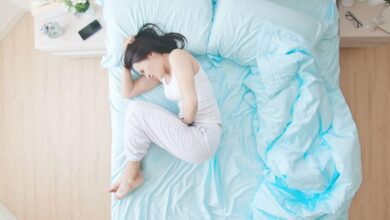 كيفية النوم مع تقلصات الدورة الشهرية استراتيجيات فعالة للتعامل معها والنوم بسلام