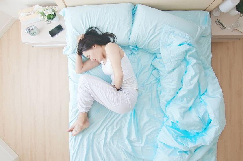 كيفية النوم مع تقلصات الدورة الشهرية استراتيجيات فعالة للتعامل معها والنوم بسلام